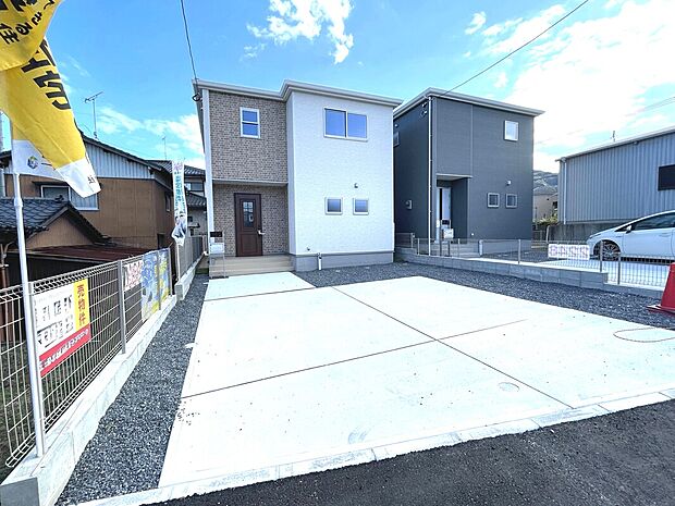 【2号棟】駐車並列2～3台可！