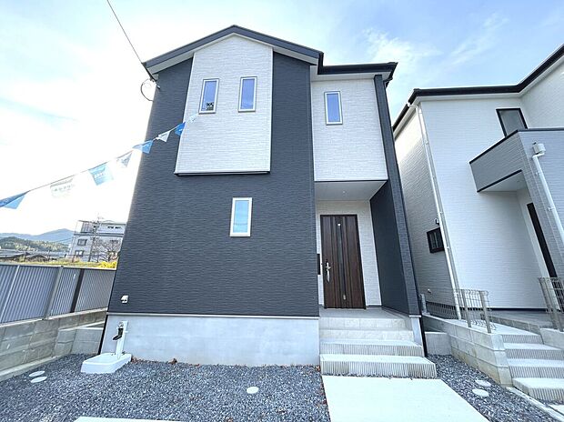 【1号棟】物件裏に公園があり、お子様がのびのび遊べる環境です♪