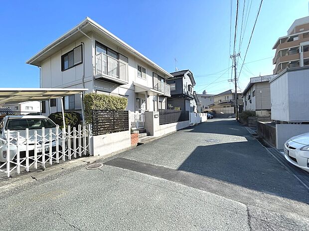 前面道路広く、車の出し入れ楽々！