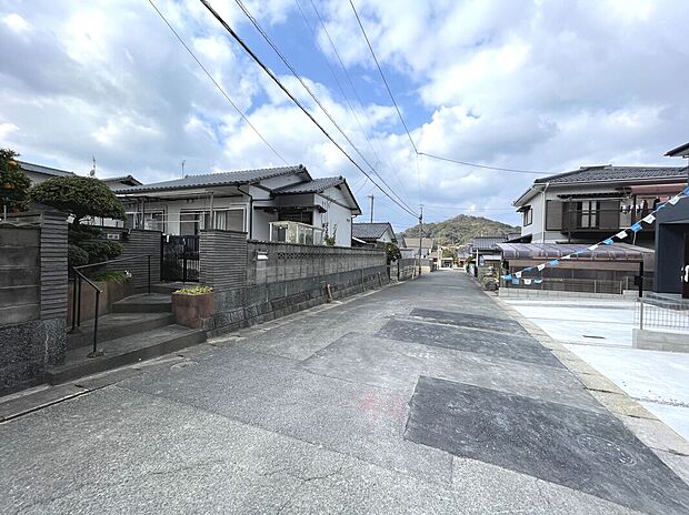 前面道路広く、車の出し入れ楽々!