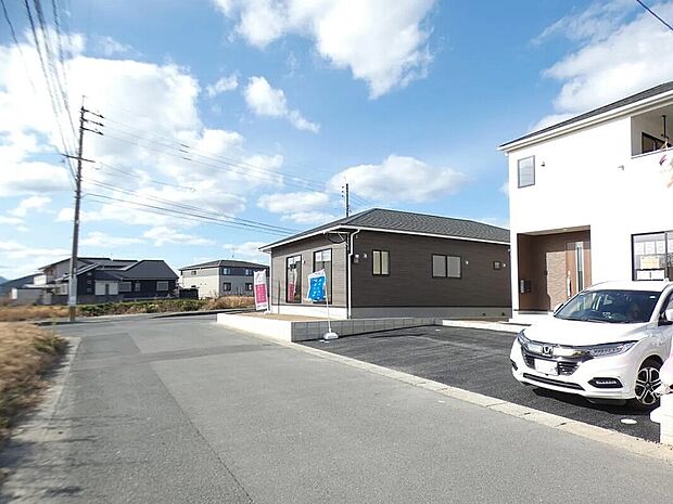 【1号棟】前面道路広く、車の出し入れ楽々！