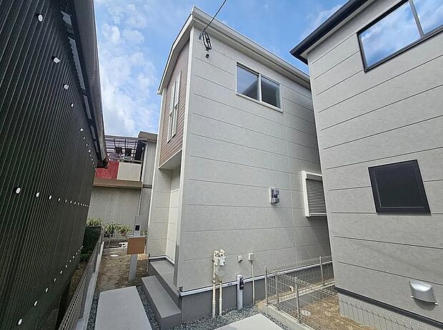 【2号棟】小学校徒歩2分の子育てに優しい立地！