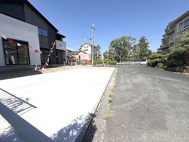 前面道路広く駐車楽々！