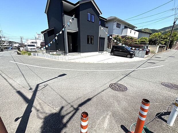 道路幅の広い角地で陽当たり良好+開放感有り！