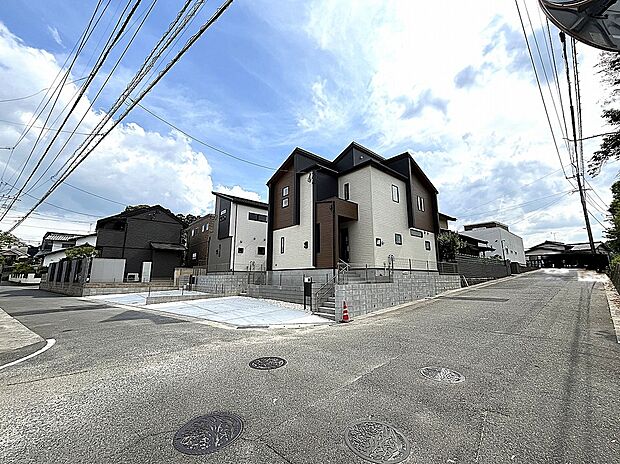 道路幅の広い角地で陽当たり良好+開放感有り！