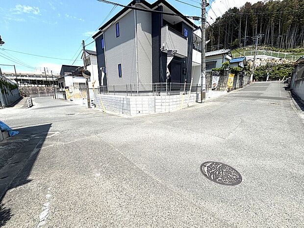 角地で陽当たり良好+開放感有り！
