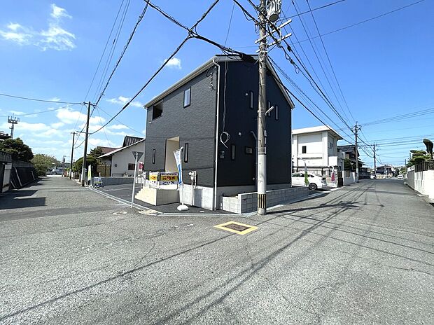 道路幅の広い角地で陽当たり良好+開放感有り！
