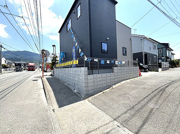 角地で陽当たり良好+開放感有り！
