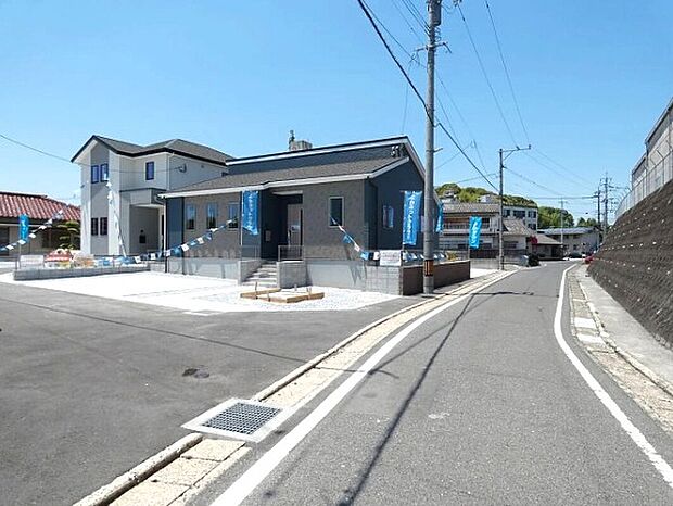 角地で陽当たり良好+開放感有り!