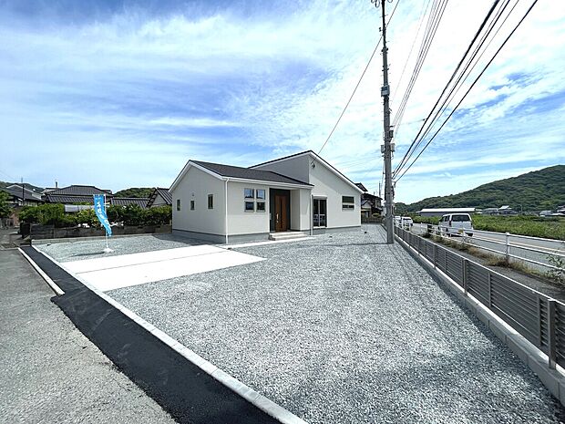 道路幅の広い角地で陽当たり良好+開放感有り！