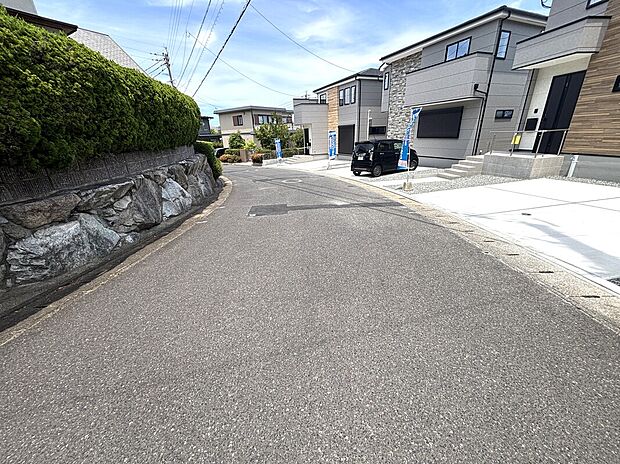 前面道路幅員6ｍで広々、車の出し入れ楽々！