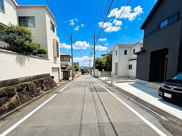 前面道路広く駐車楽々！