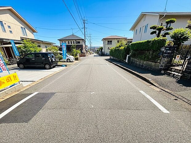 前面道路広く駐車楽々+陽当たり良好+開放的！