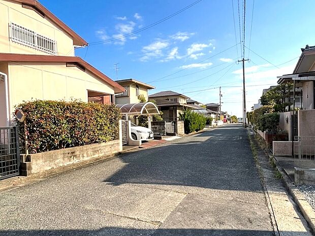 前面道路幅員6.2ｍで広々、車の出し入れ楽々！