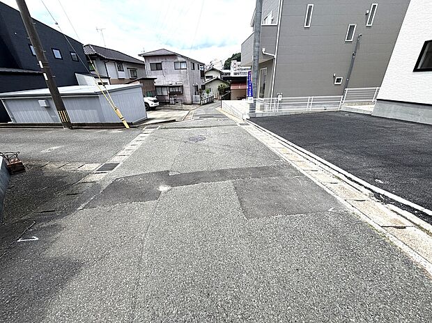 両面道路で陽当たり良好+開放感有り！