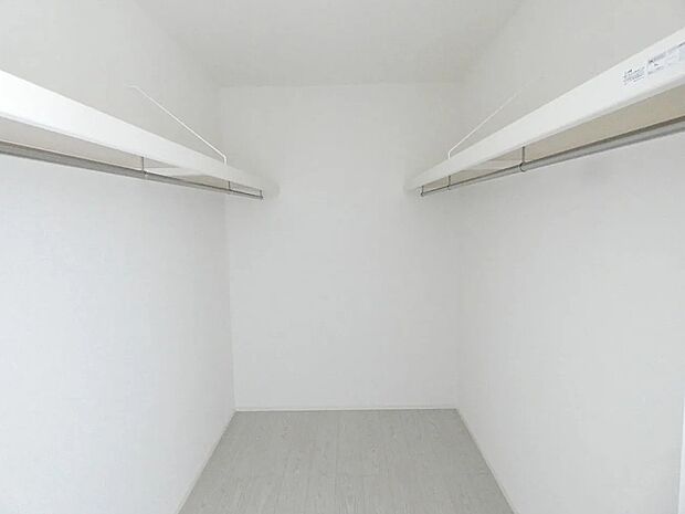 【ウォークインクローゼット】主寝室にウォークインクローゼット付き！