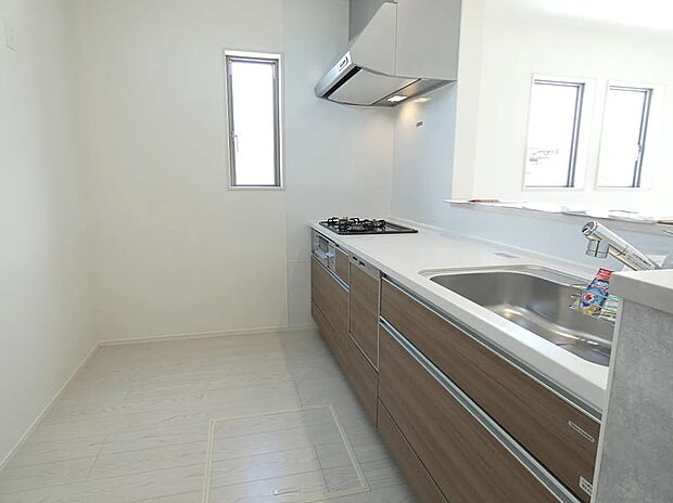 【キッチン】収納豊富なシステムキッチン!木目調のお洒落なキッチン♪