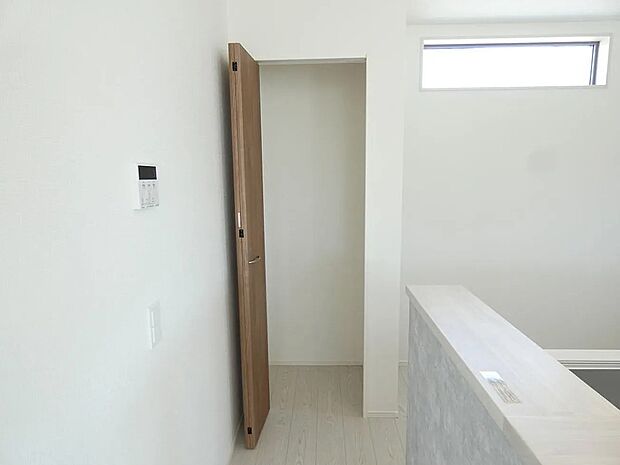 【パントリー】キッチン後ろにパントリー収納有り!