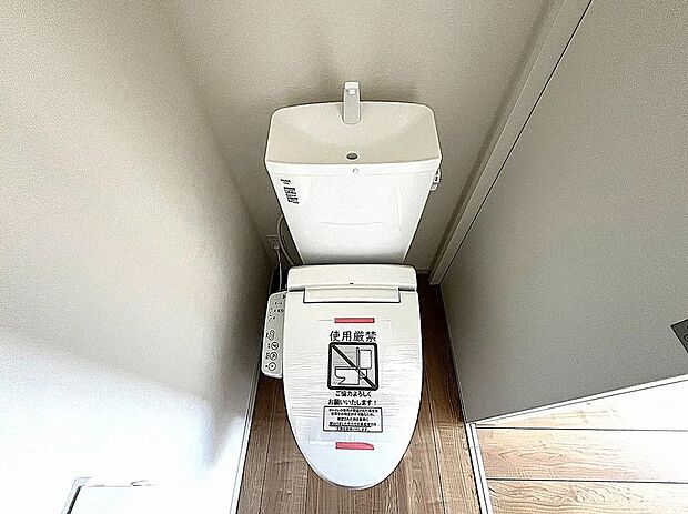 【トイレ】快適な温水洗浄便座！トイレは1階と2階にあります。