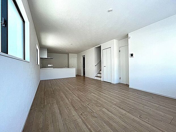 【リビング】対面キッチンがご家族のあたたかい時間を演出♪