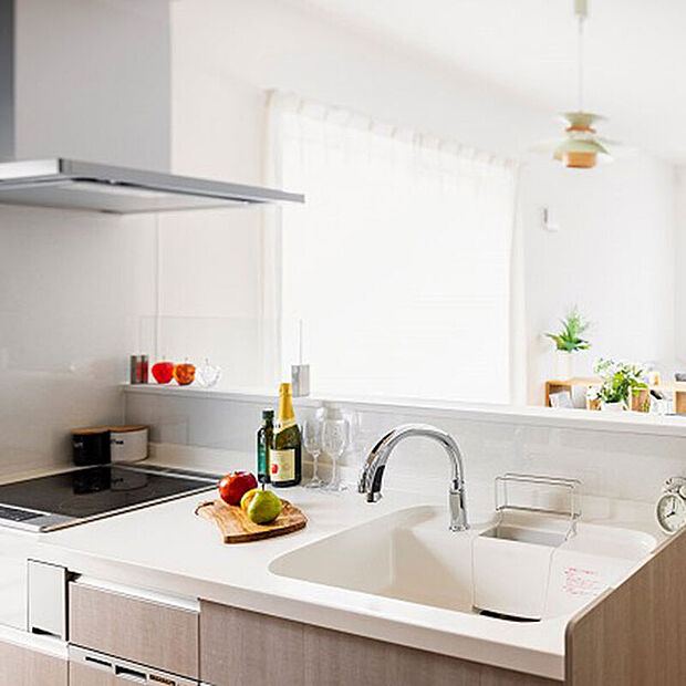 【-】リビングとの繋がりを感じる開放的な半ペニンシュラキッチンには、時短&節水の叶うハンズフリー水栓・食器洗い乾燥機が標準装備。オール電化でコンロもIHなので、お手入れも簡単です。