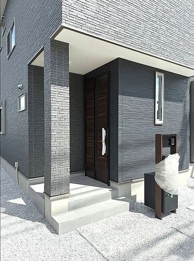 【【2号地】玄関ポーチ】あると便利な宅配BOX付き！