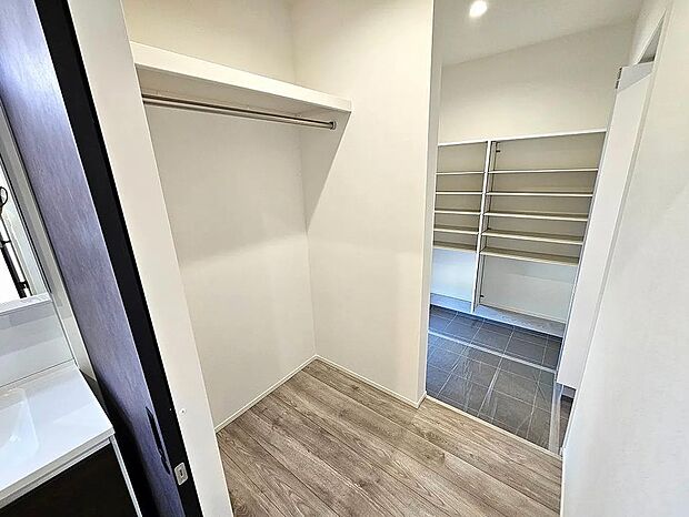 【【4号地】玄関】クローク・シューズインクローク付きで玄関すっきり！