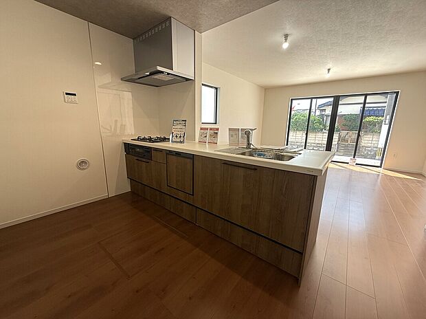 【【1号棟】キッチン】木目調のお洒落なキッチン!