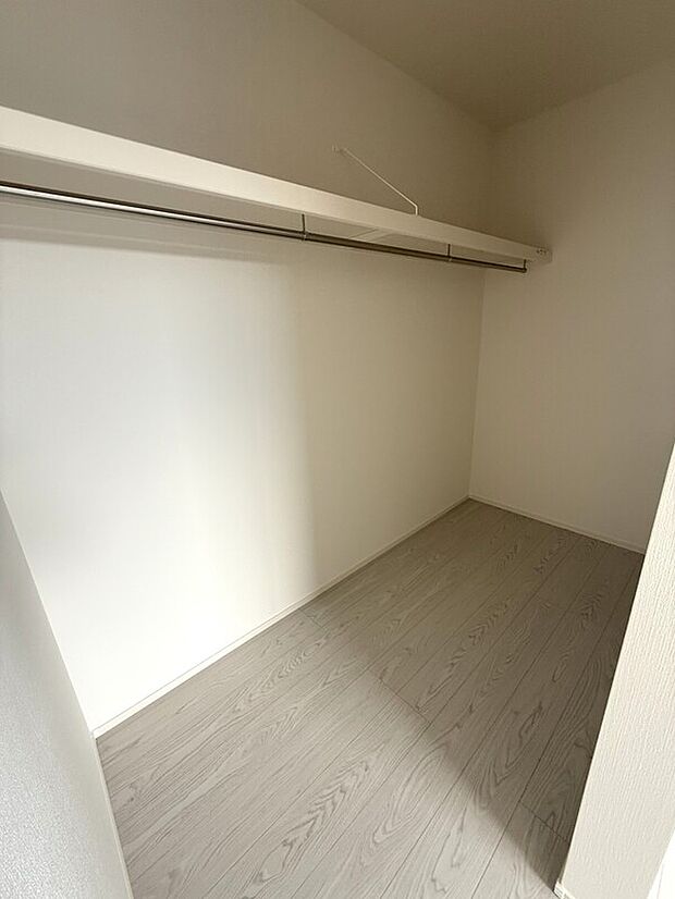 【ウォークインクローゼット】2階2部屋にウォークインクローゼット付き!大きな物も楽々収納できます♪