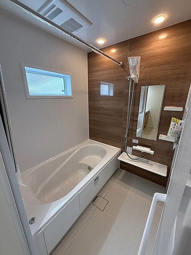 【浴室】浴室乾燥暖房付き!窓付きで換気も十分にできます。