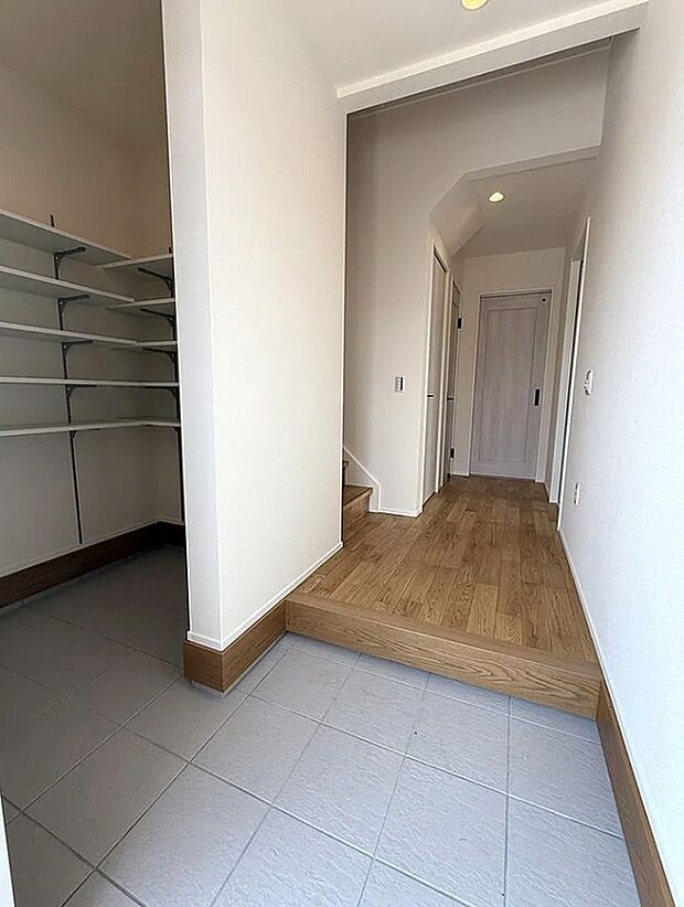 【玄関】シューズインクローク付きで玄関すっきり!