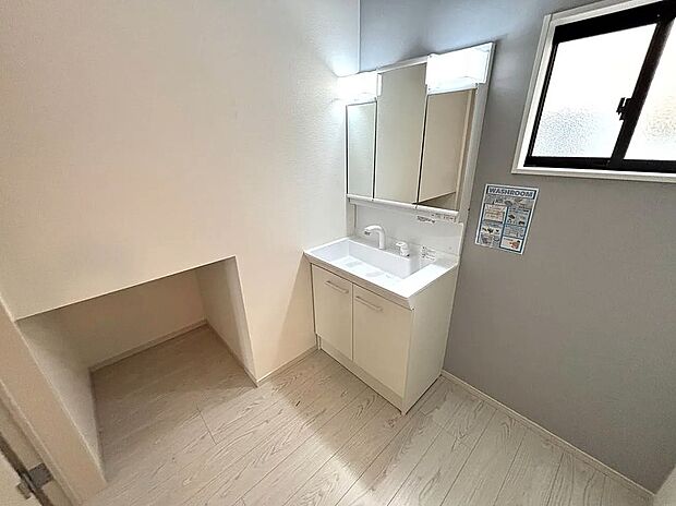 【【1号棟】洗面脱衣室】窓付きの明るい洗面脱衣室！