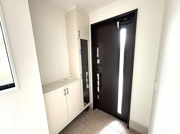 【【2号棟】玄関】シューズボックス付きで玄関すっきり！全身ミラーでお出かけ前の身だしなみチェックもできます♪