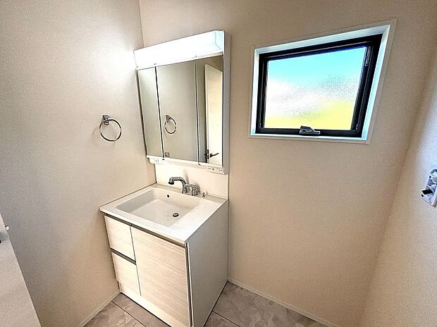 【洗面脱衣室】窓付きの明るい洗面脱衣室!使い勝手の良いスタイリッシュなデザインの洗面化粧台。