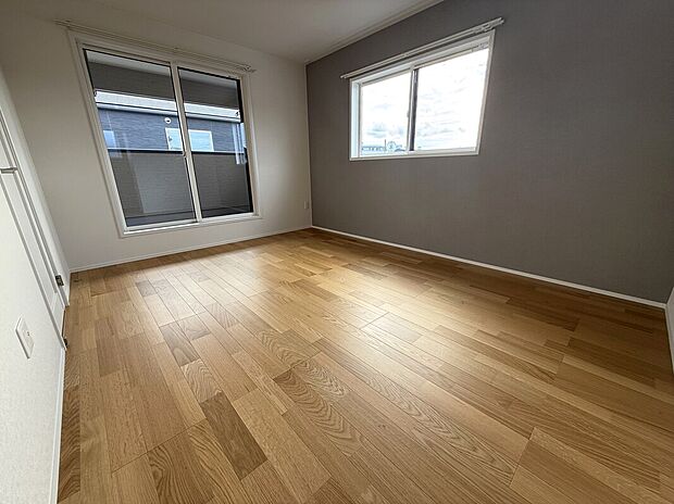 【【4号地】洋室】主寝室には落ち着いた色合いのアクセントクロスを採用♪