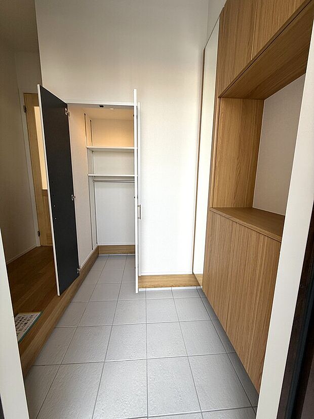 【【4号地】玄関】シューズボックス・シューズインクローク付きで玄関すっきり！全身ミラーでお出かけ前の身だしなみチェックもできます。