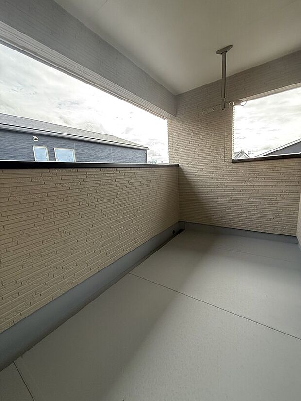 【【4号地】バルコニー】使い勝手の良い屋根付きバルコニー！南向きで陽当たり良好♪