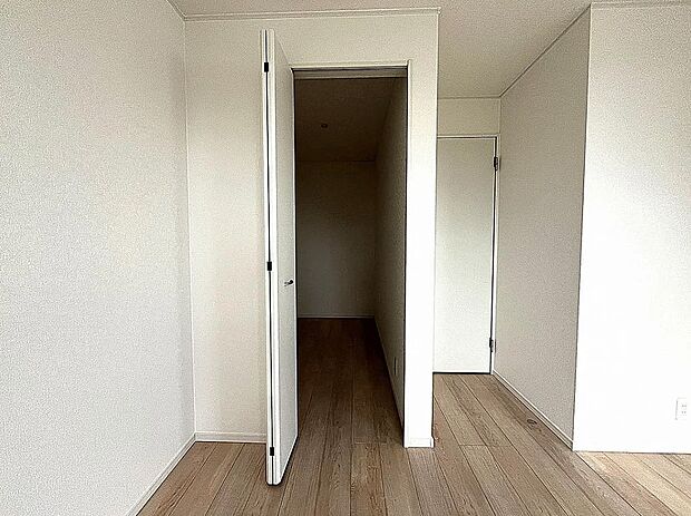 【【2号棟】ウォークインクローゼット】衣類はもちろん、大きな物も楽々収納できます！