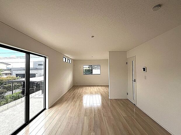 【【1号棟】リビング】大きな家具を置いてもゆとりがあります。