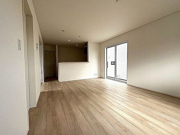 【【2号棟】リビング】対面キッチンがご家族のあたたかい時間を演出！