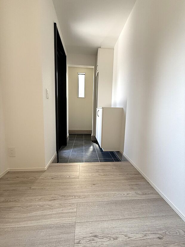 【玄関】シューズボックス・シューズインクローク付きで玄関すっきり！