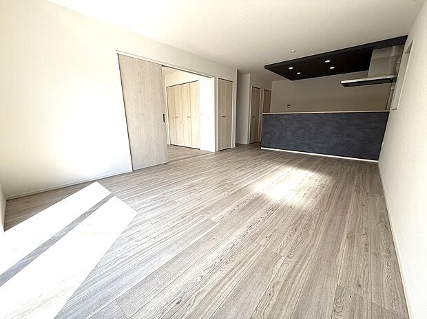 【リビング】LDK+洋室でさらに広々22.5帖！