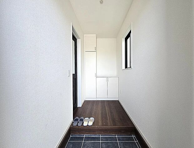 【玄関】シューズボックス付きで玄関すっきり!