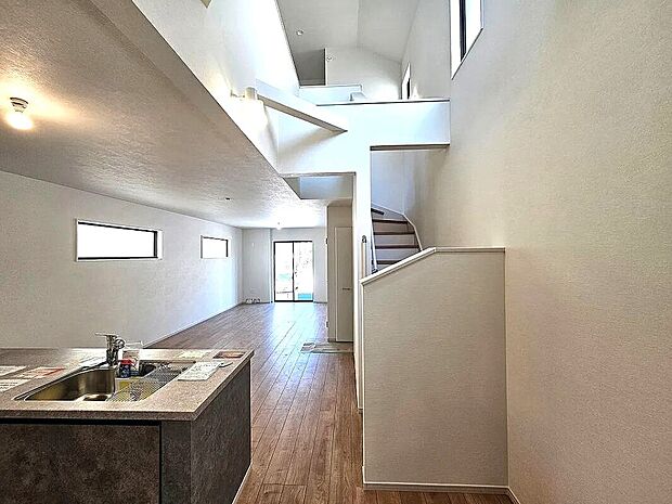 【【2号棟】リビング】リビング一部吹抜で明るく開放的！