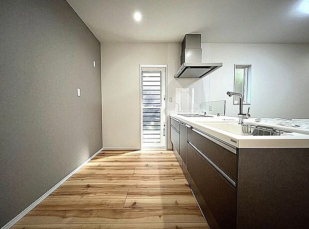 【-】作業スペース広々!勝手口付き♪