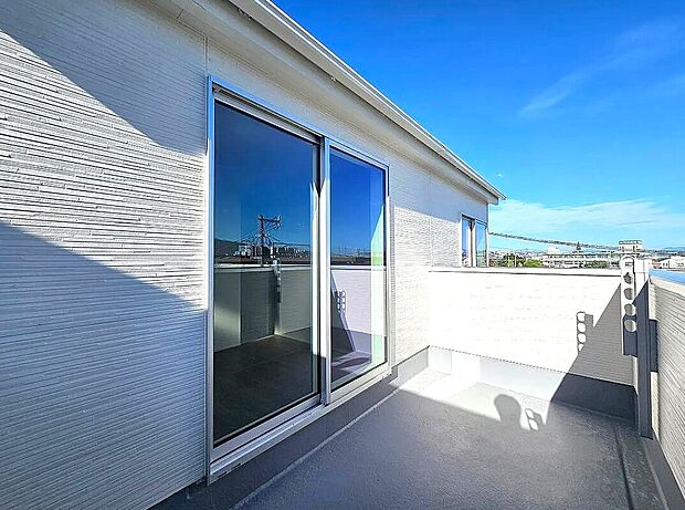 【【1号棟】バルコニー】バルコニー南向きで陽当たり良好！