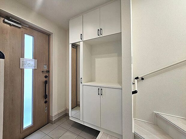【【2号棟】玄関】シューズボックス付きで玄関すっきり！全身ミラーでお出かけ前の身だしなみチェックもできます。