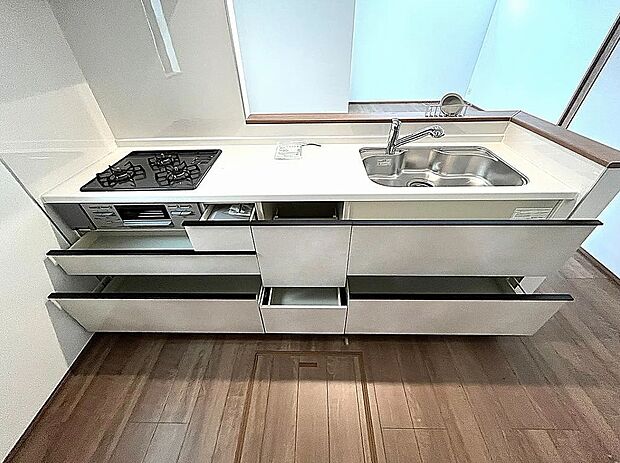 【キッチン】収納豊富なシステムキッチン！