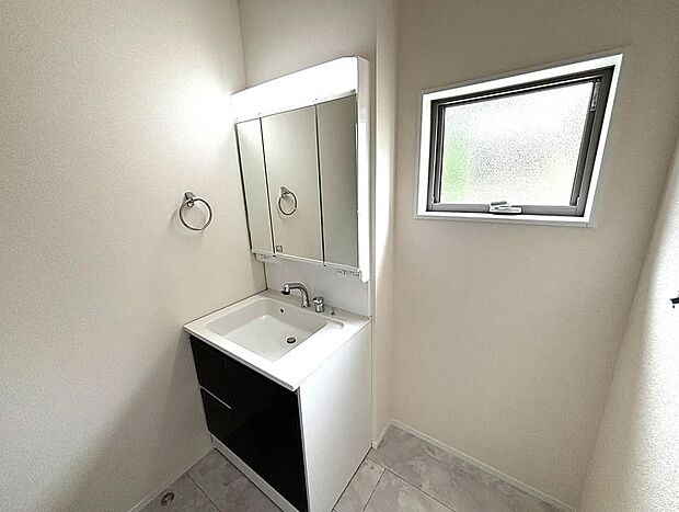 【洗面脱衣室】窓付きの明るい洗面脱衣室！