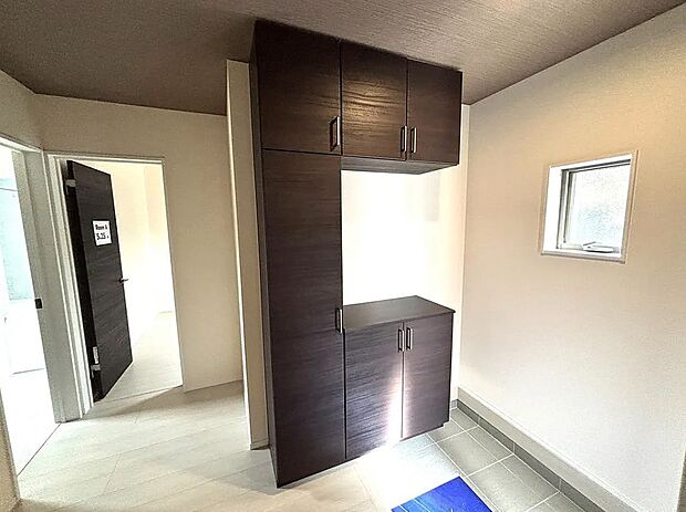 【玄関】シューズボックス付きで玄関すっきり！